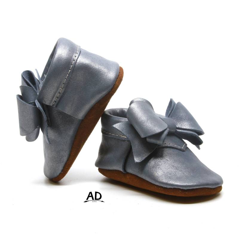 Perfekte Schleife Grau Perlleder Baby Mokassins Mit Toast Wildleder Boden Girl Mädchen Schuhe Prinzessin von AnastasiyDesign