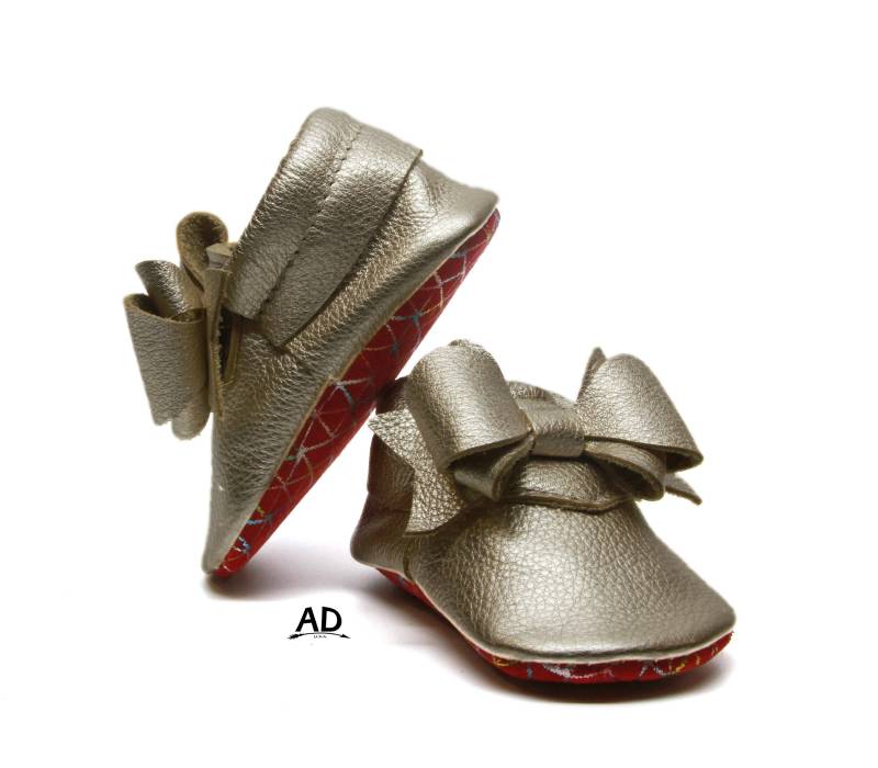 Perfekte Schleife Platin Leder Baby Mokassins Mit Rotem Kaleidoskop Wildleder Boden Mädchen Schuhe Prinzessin von AnastasiyDesign