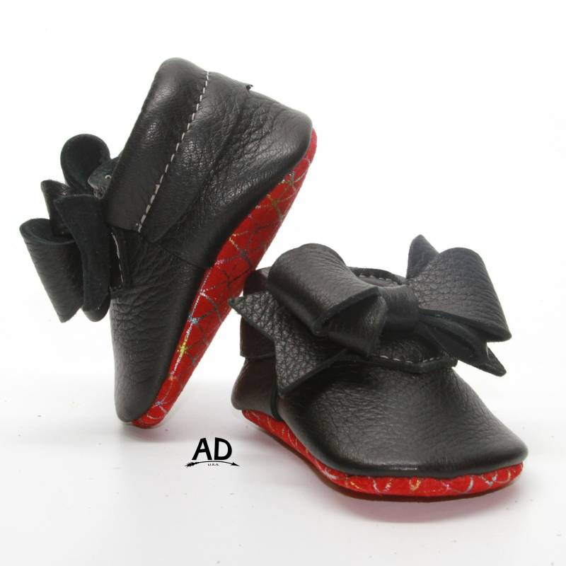 Perfekte Schleife Schwarz Leder Mokassins Mit Kaleidoskopisch Roten Unterböden Baby Mädchen Wildleder Boden Schuhe Prinzessin von AnastasiyDesign