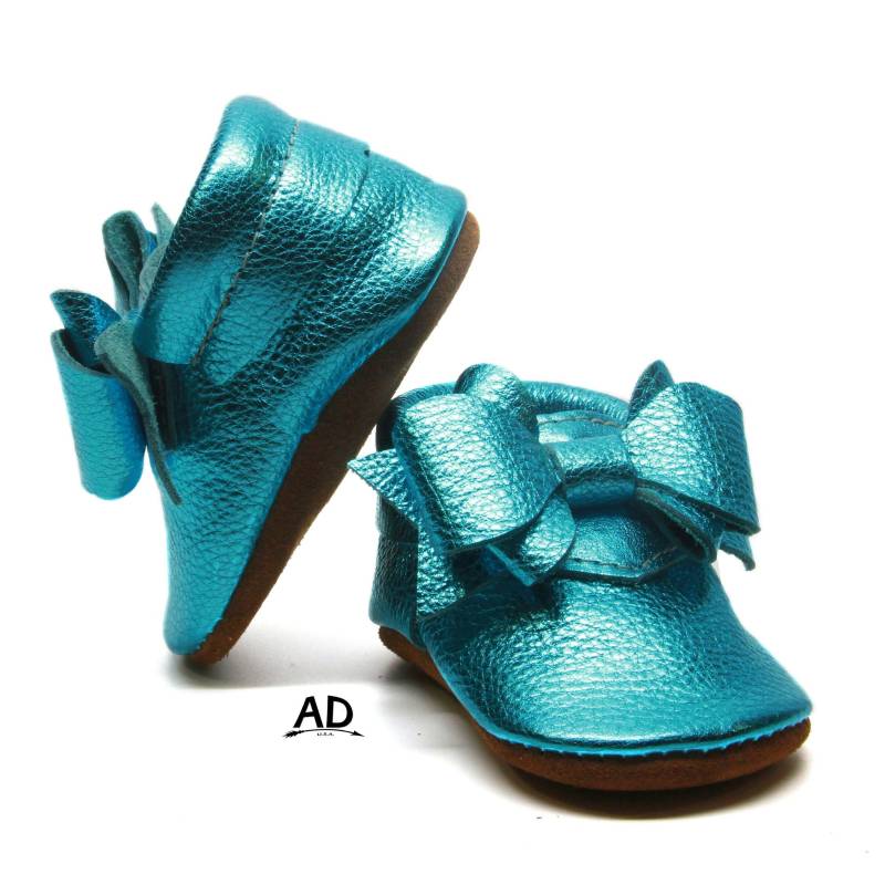 Perfekte Schleife Türkis Edelstein Leder Baby Mokassins Girl Wildleder Boden Mädchen Schuhe Prinzessin von AnastasiyDesign