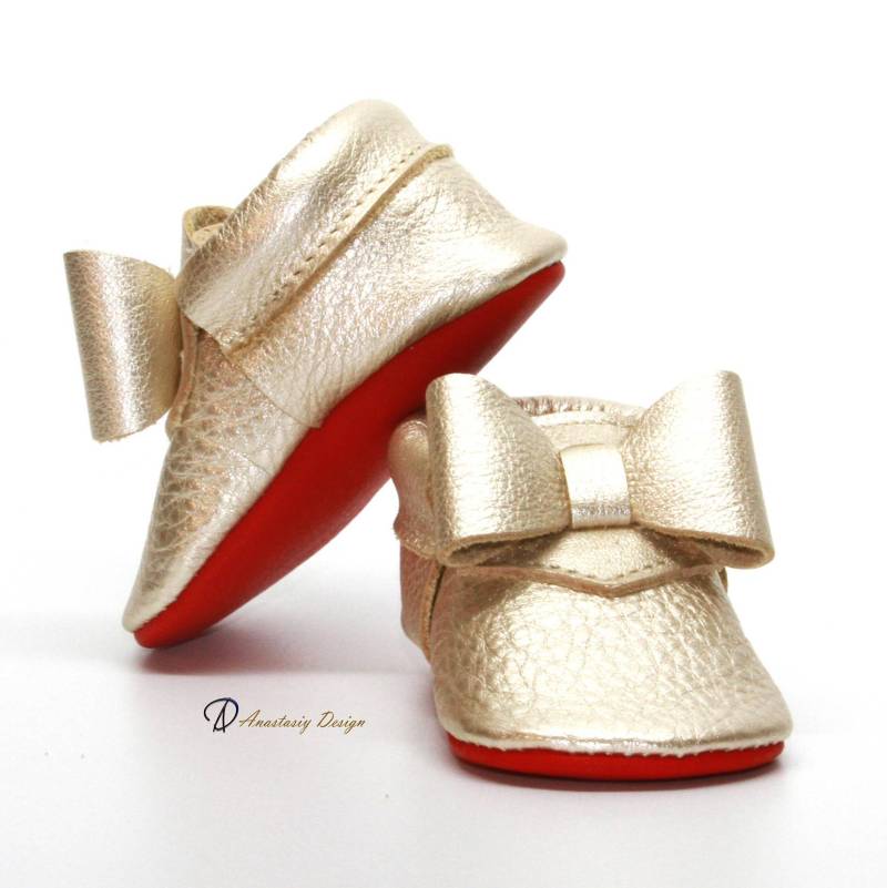 Handgefertigte Leder Baby Mokassins Gold Schleife, Rote Unterseite Prinzessin Schuhe von AnastasiyDesign