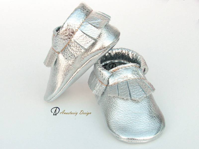 Silber Leder Fransen Baby Mokassins Handgemachte Schuhe von AnastasiyDesign
