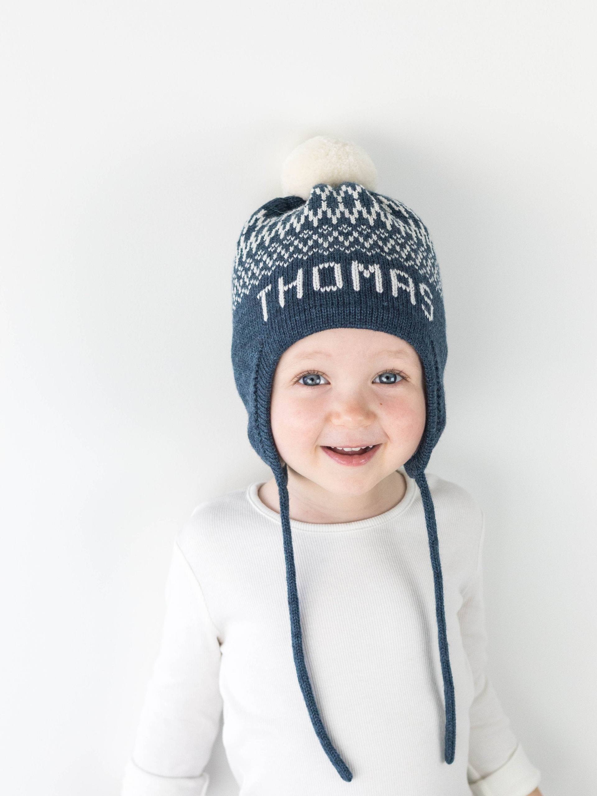 Kinder Wintermütze Mit Ohrenklappen - Monogramm Winter Babymütze Bommel Personalisierte Strickmütze Für Jungen Mädchen Mütze von AnastellaKnits