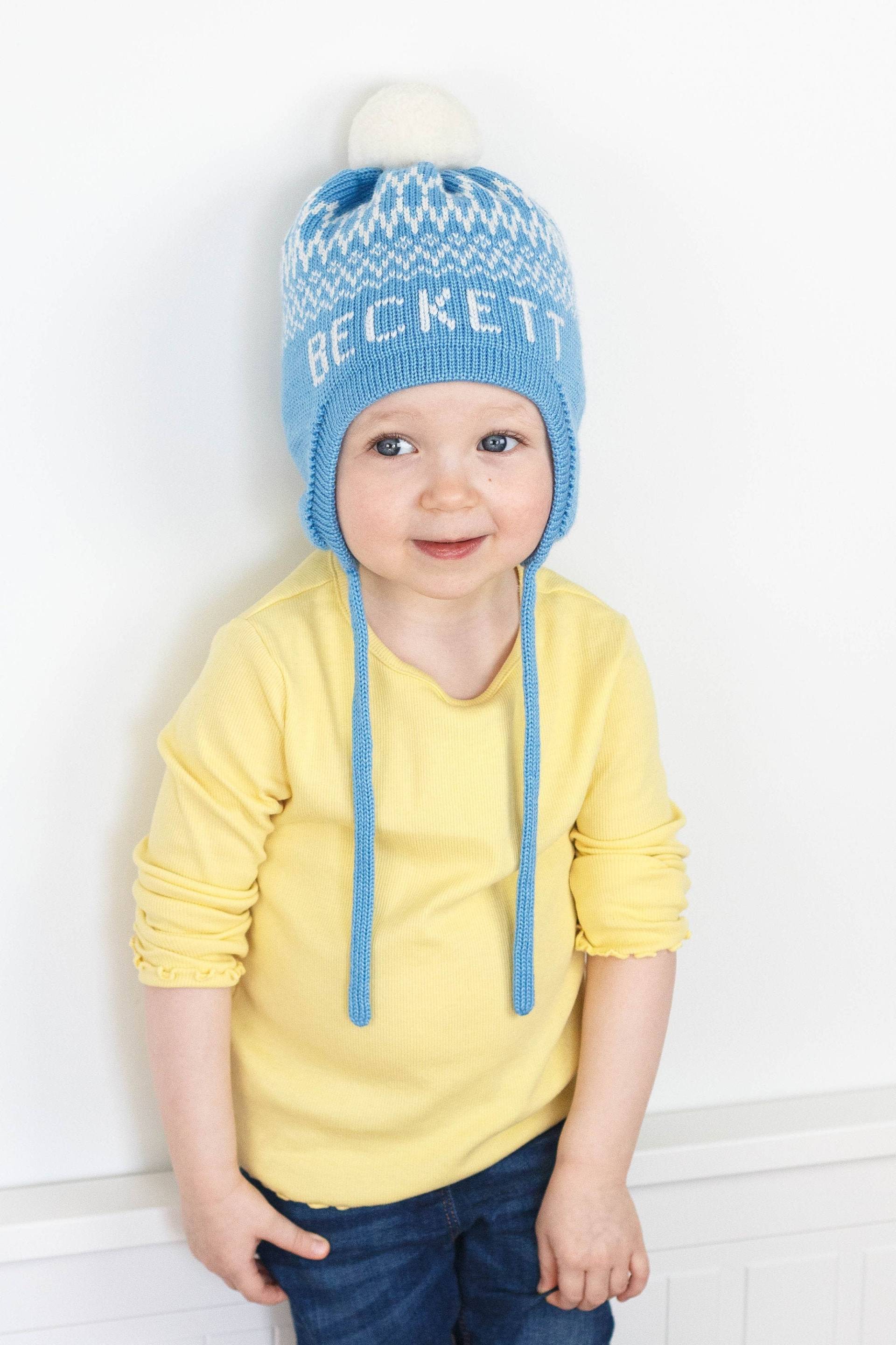 Personalisierte Ohren Klappen Mütze Mit Bommel Für Jungen Und Mädchen in Blau & Weiß - Benutzerdefinierte Kleinkind Wintermütze Namen Monogramm von AnastellaKnits