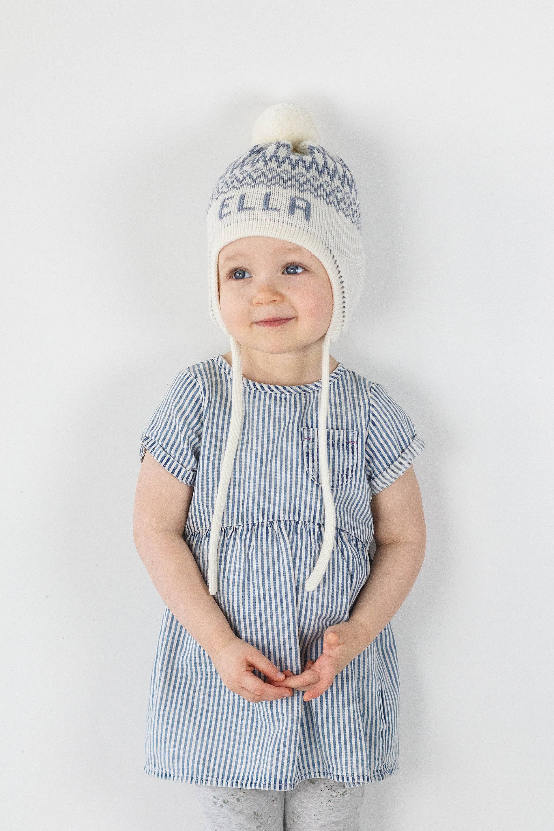 Personalisierte Ohrenklappen Gestrickte Kindermütze Mit Name in Weiß & Blau Grau - Baby Mütze Und Bommel Personalisiertes Geschenk von AnastellaKnits