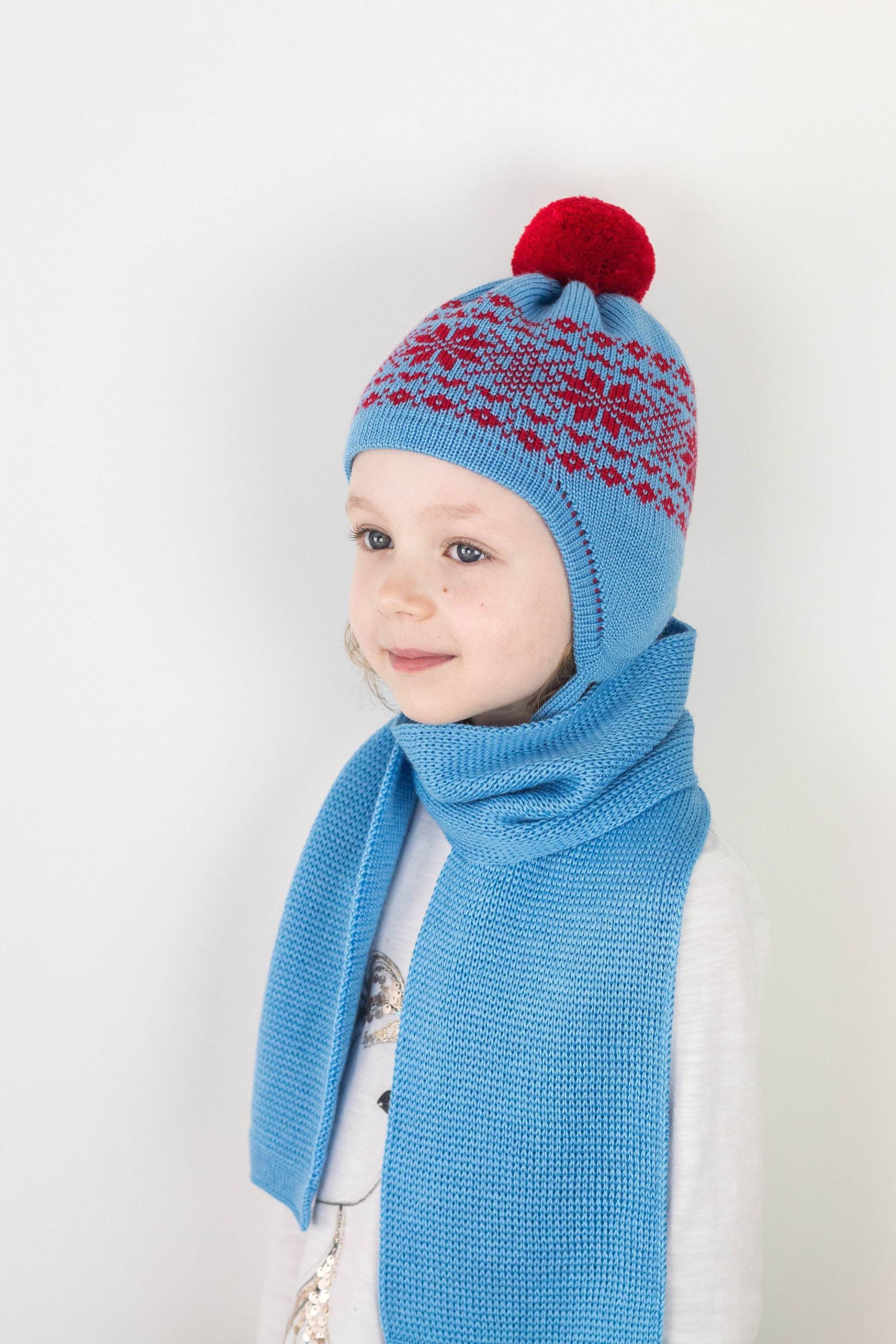 Verspielte Blaue Und Rote Schneemütze Schal-Set Für Kinder - Personalisierte Stickerei Namensgeschenke von AnastellaKnits