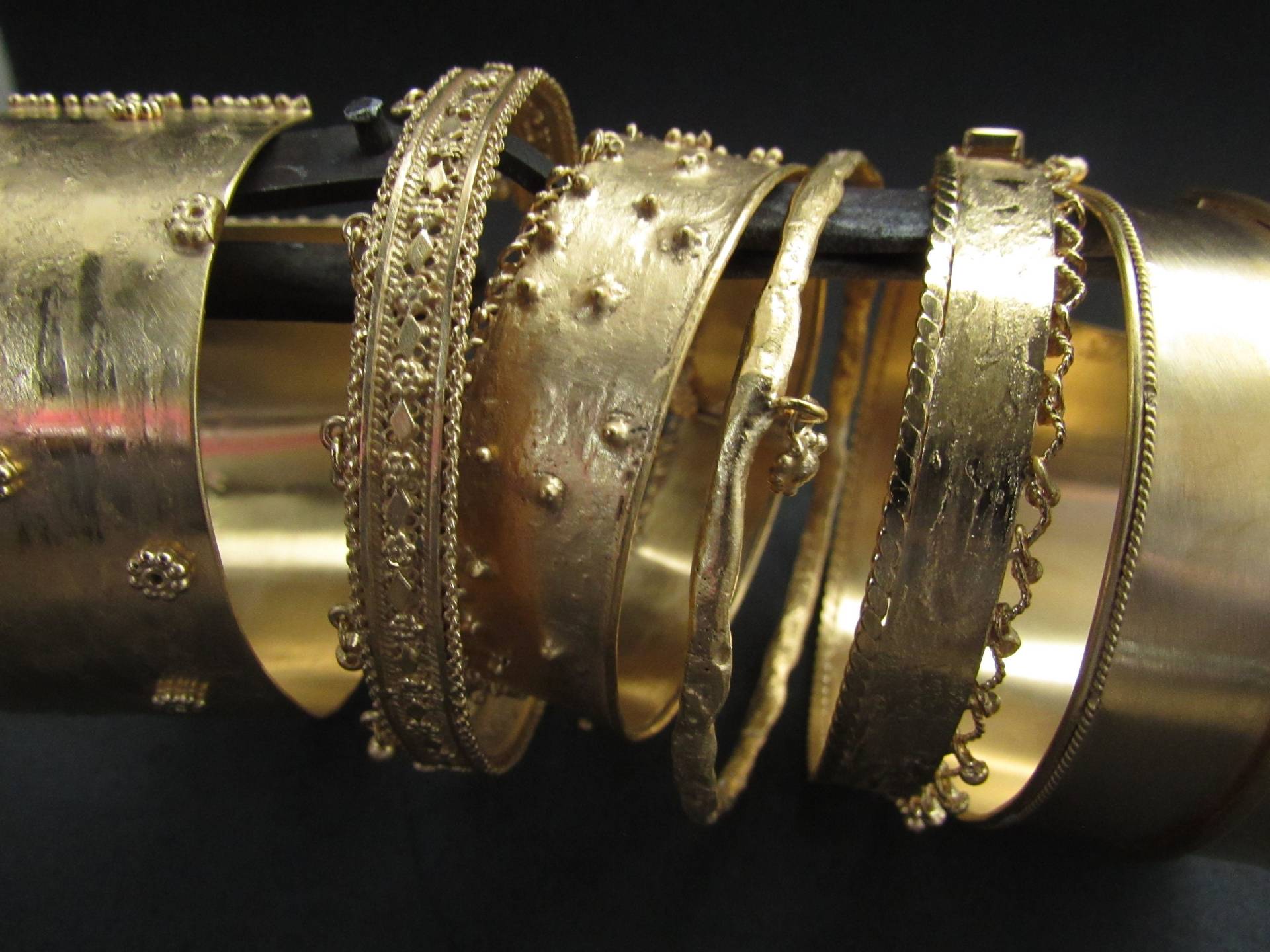 Armbänder. Eine Schöne Auswahl An Handgefertigten Armbändern Aus Gold, Silber Und Gold. Nur Eine Werbeseite Armbänder. Eine Schöne Auswahl An Handgefertigten Armbändern Aus Gold, Silber Und Gold. Nur Eine Werbeseite von AnatPerez