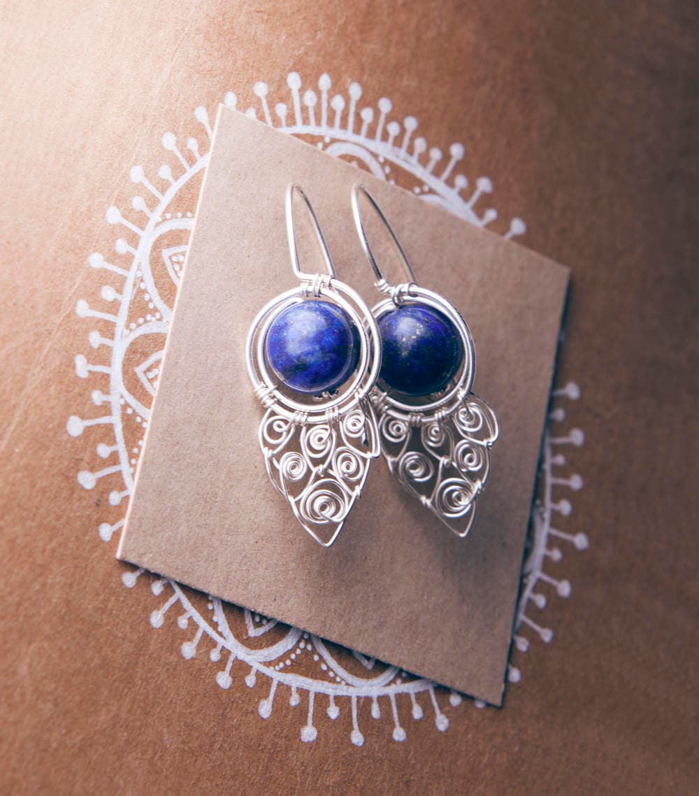 sternzeichen Lapiz Lazuli Ohrringe, Engel Flügel Schmuck, Draht Gewickelt Blau Silber Überzogene Boho Elegantes Geschenk Für Sie sternzeichen Lapiz Lazuli Ohrringe, Engel Flügel Schmuck, Draht Gewickelt Blau Silber Überzogene Boho Elegantes Geschenk Für Sie von Anateya