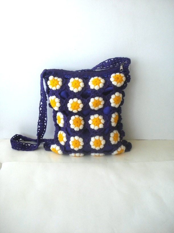 Boho Tasche Lila Häkeln Daisy Blume Umhängetasche Frühlingstasche, Windeltasche, Tasche, Handtasche Schultertasche, Messenger Mit Reißverschluss von AnatoliaDreams