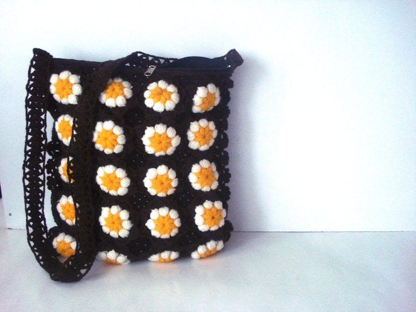 Gehäkelte Braune Sommertasche, Daisy Flower Umhängetasche, Afghan Crochet Messenger Bag Mit Reißverschluss von AnatoliaDreams