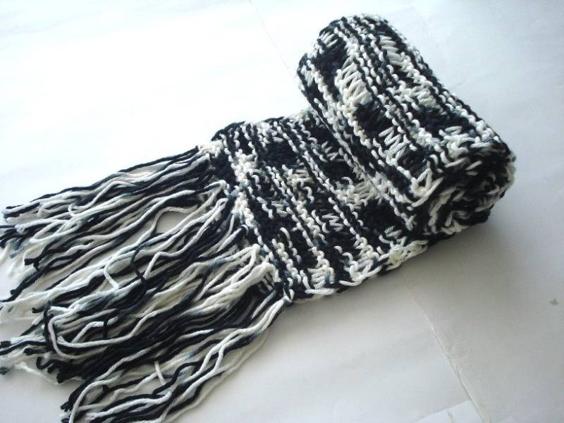 Schwarz Weiß Zebra Extra Lange Schal Mit Fransen, Warme Wintergeschenk Für Männer Großvater Ehemann, Hand Stricken Unisex Winterschal von AnatoliaDreams