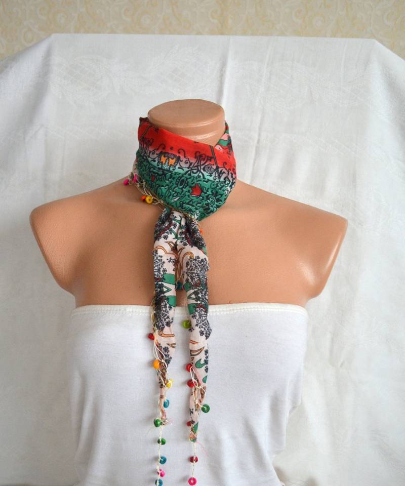Smaragdgrüner Gehäkelter Frühlingsschal Mit Holzperlen, Rotgrüner Geblümter Schal Der Sommermode, Geschenke Für Frauen, Schicke Frauen von AnatoliaDreams