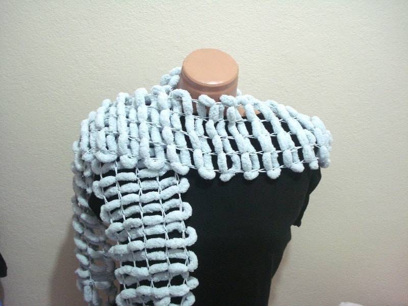 stricken Sie Grau Pom Schal Mit Fransen, Accessoires Für Frauen, Handgemachte Geschenke Maulbeerseide Weichen Winterschal von AnatoliaDreams