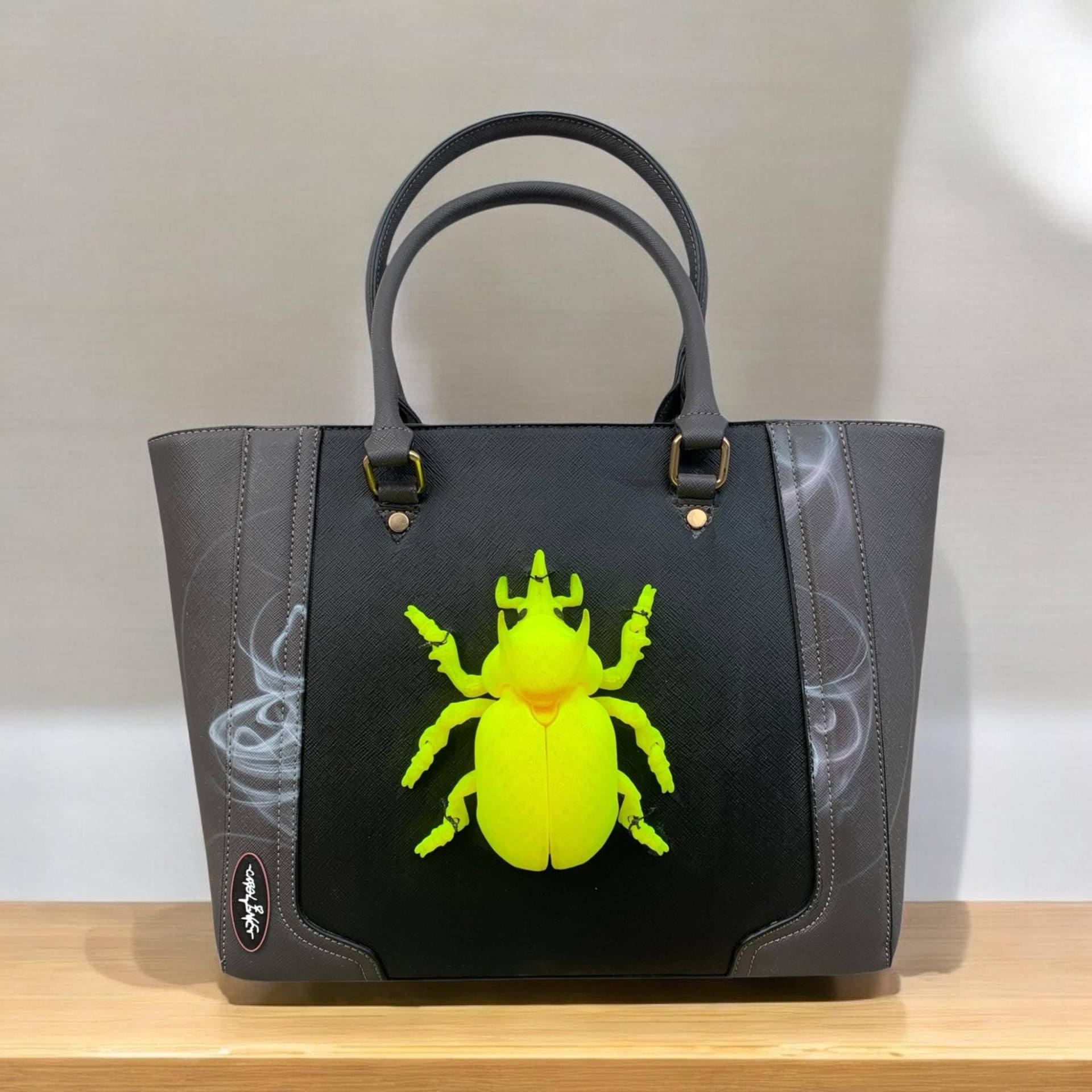 Einzigartige Große Kunstlederhandtasche in Grau Und Schwarz Mit Beweglichem Käfer Einzigartige Große Kunstlederhandtasche in Grau Und Schwarz Mit Beweglichem Käfer von Anatomicalheartsshop