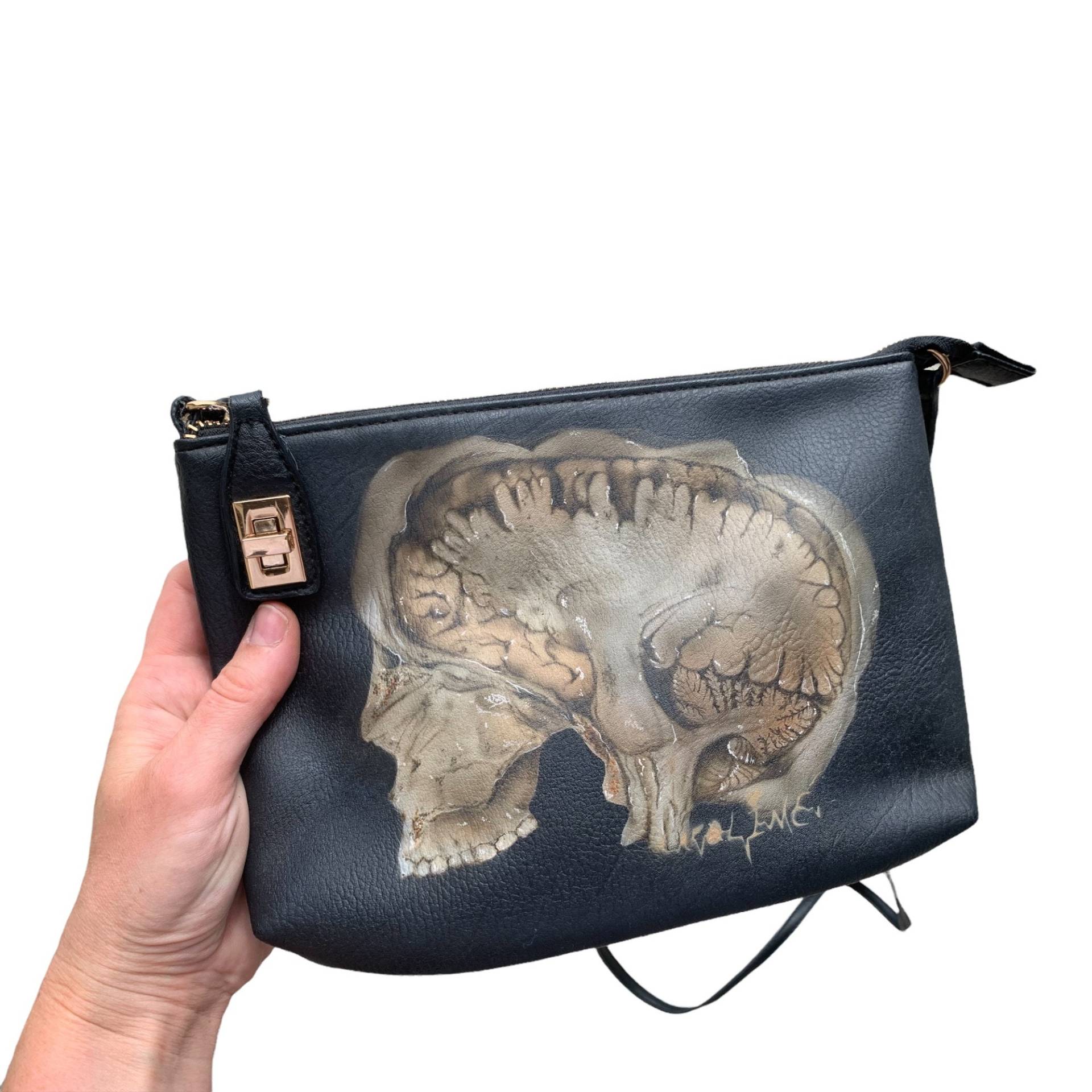 Kleine Schwarze Tasche Mit Handgemaltem Menschlichen Gehirn - Das Perfekte Accessoire Für Mediziner Und Partygänger Kleine Schwarze Tasche Mit Handgemaltem Menschlichen Gehirn - Das Perfekte Accessoire Für Mediziner Und Partygänger von Anatomicalheartsshop