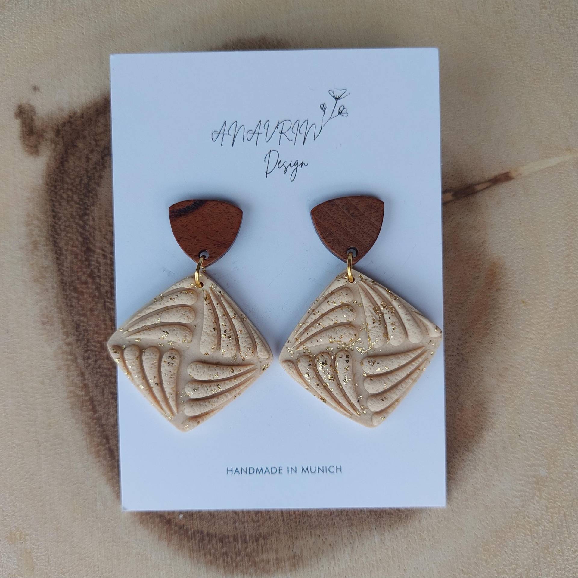 Polymer Clay Ohrringe Monika | Beige Mit Goldglitzer Boho Style Polymer-Ton & Holz Sandfarben Leichte, Helle von AnavrinDesignDE