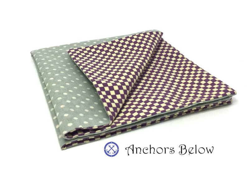 Einstecktuch Leicht Grau Polka Dot Und Lila Creme Überprüfen Doppelseitiges Hochzeit Oder Veranstaltung von AnchorsBelow