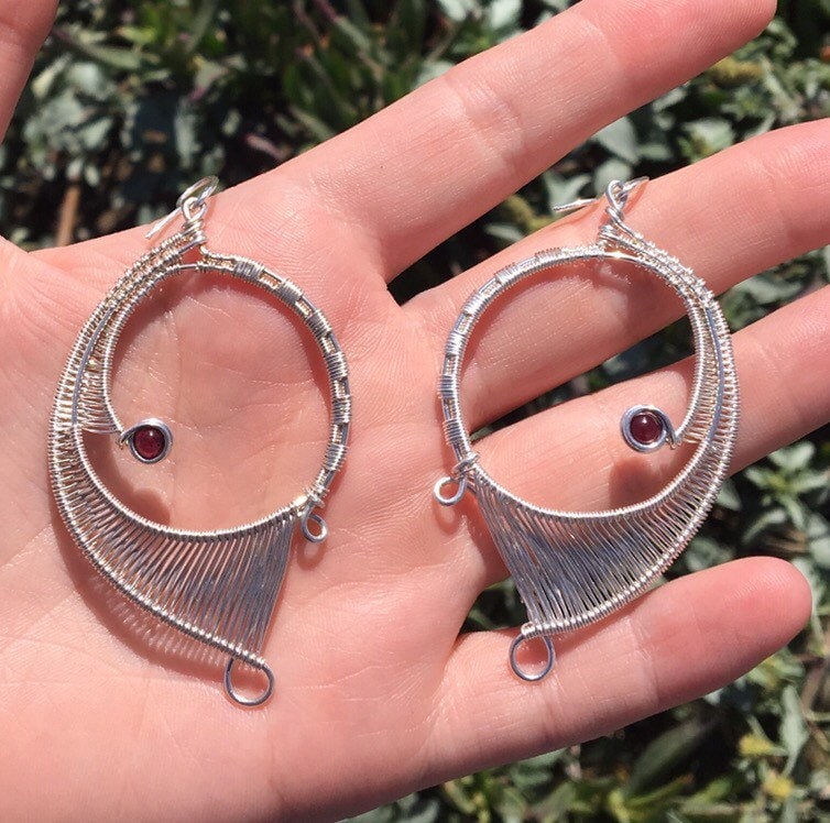 Rote Granat Draht Wickeln Creolen - Baumseider Kronleuchter Gewickelt Silber Jeden Tag Schmuck Sterling Kristall Ohr Piercing von AncientEarthElements