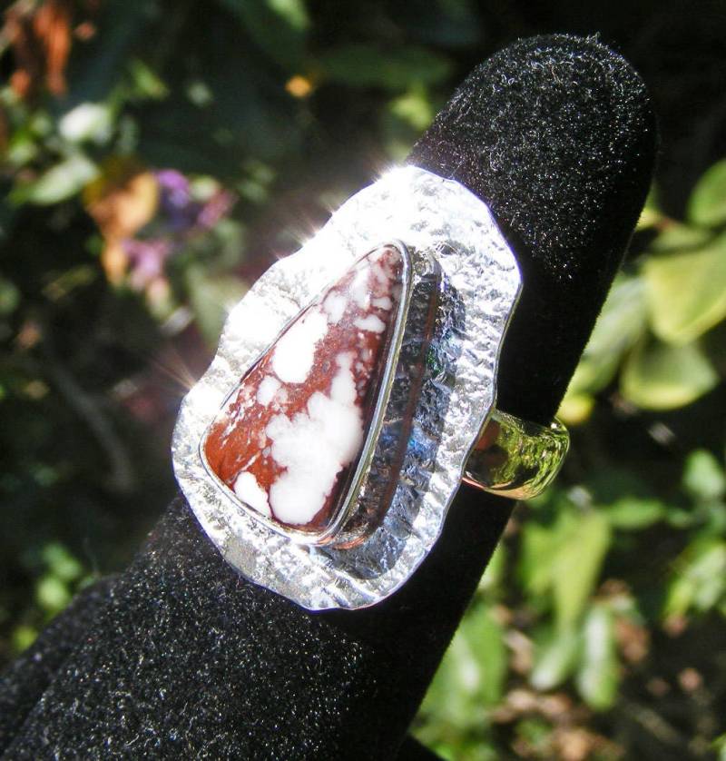 Wild Pferd Magnecit Ring, Auffällige Farben, Größe 6, Brillant, Magnecit Und Hämatit, Ungewöhnlicher Edelstein, Strukturiertes Sterling Silber Top Wild Pferd Magnecit Ring, Auffällige Farben, Größe 6, Brillant, Magnecit Und Hämatit, Ungewöhnlicher Edelstein, Strukturiertes Sterling Silber Top von AncientEchos