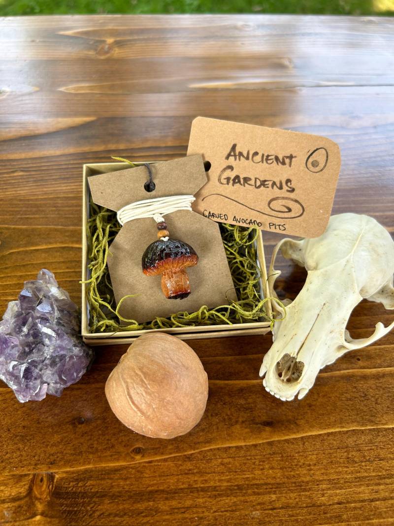 Pilz Anhänger, Geschnitzter Avocado Stein, Halskette, Geschnitzte Grube, Hippie Schmuck, Boho Weihnachtsgeschenk, Halskette von AncientGardens