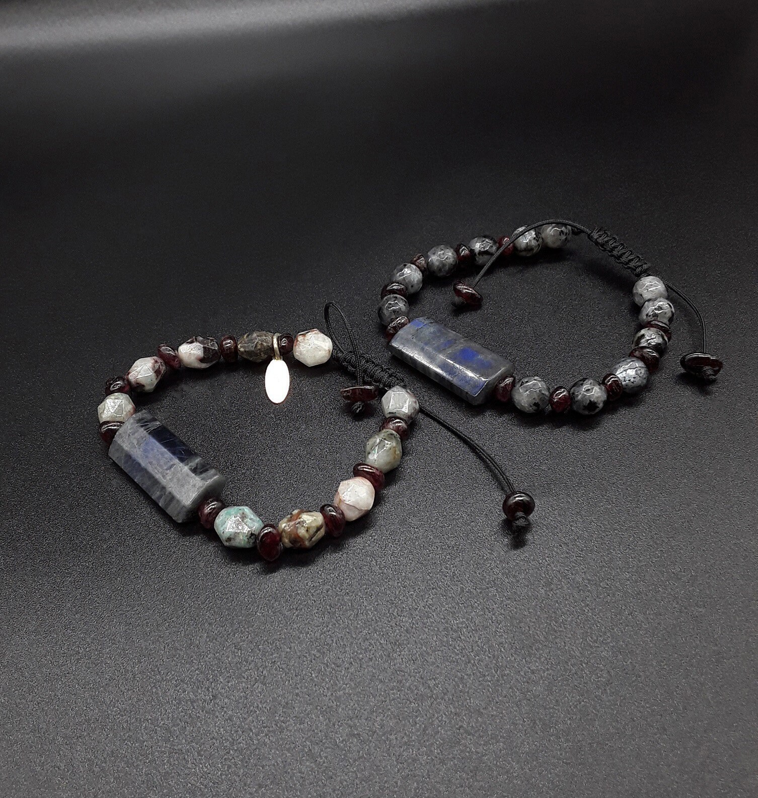 Die Labradorit Armbänder Für Paare Bestehen Aus Reinem Hochwertigen Labradorit, Granat Splittern Und Natürlichen Chrysokoll Edelsteinen Die Labradorit Armbänder Für Paare Bestehen Aus Reinem Hochwertigen Labradorit, Granat Splittern Und Natürlichen Chrysokoll Edelsteinen von AncientGreeceR