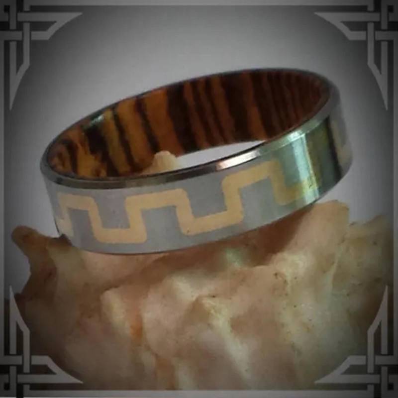 Titanring Herrenring 14K Gold Einlegearbeit, Zebranoholzkern Titanring Herrenring 14K Gold Einlegearbeit, Zebranoholzkern von AncientWorks1