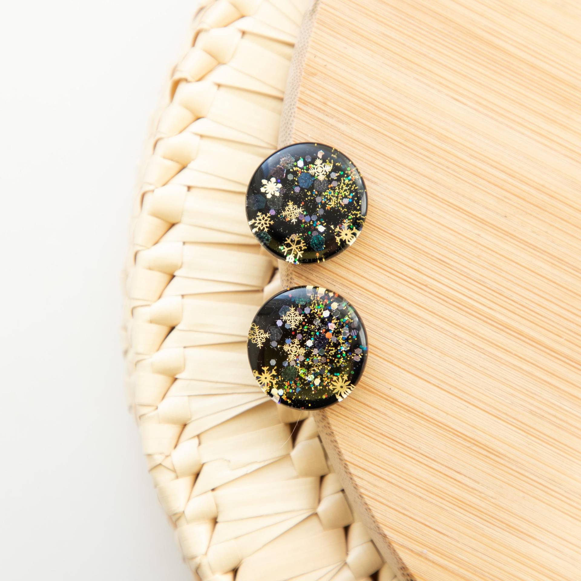 Schneeflocken-Ohrringe, - Schwarze Und Goldene Ohrringe, Festliche Ohrringe von Andamana