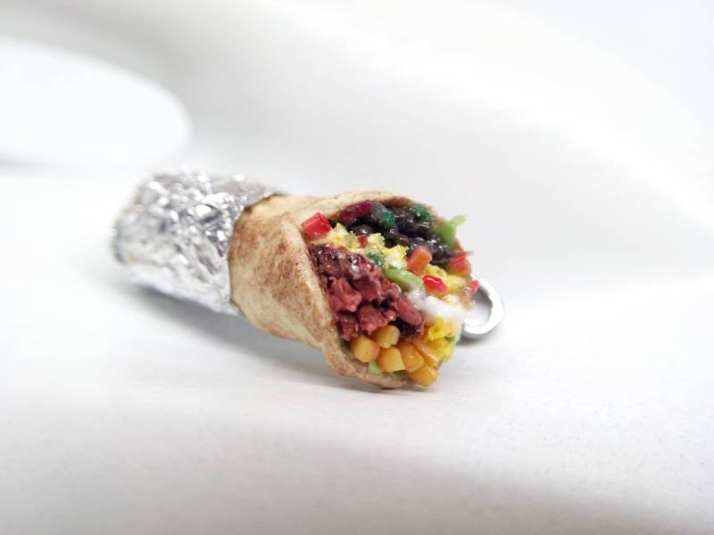 Burrito Charme, Made-To-Order, Frühstück Halskette, Beef Essen Miniatur Schmuck von AndisaCharmsShop