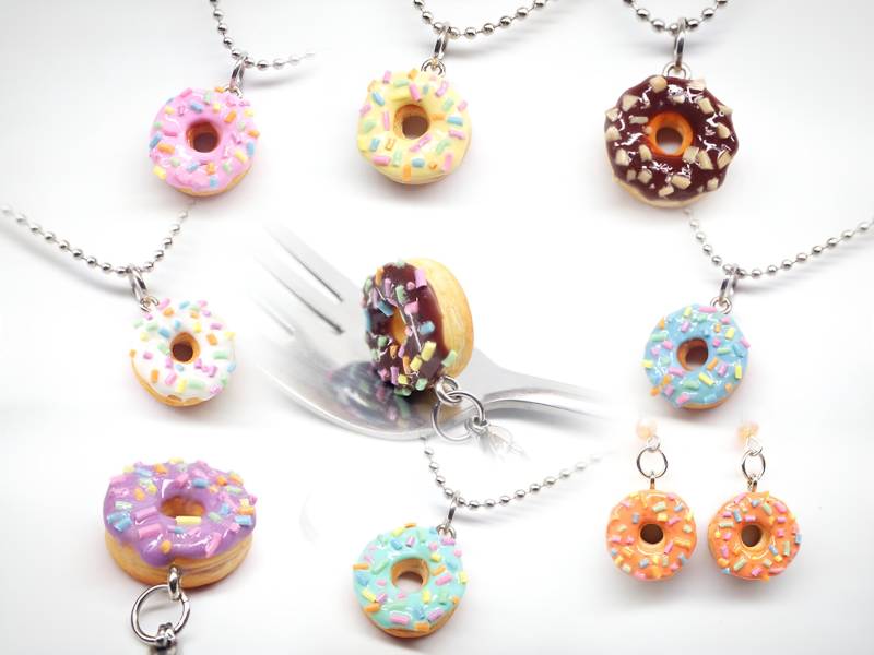 streuen Sie Donut Charme, Auf Bestellung, Miniatur Essen Schmuck, Polymer Clay Donut, Regenbogen Sprinkle Charms von AndisaCharmsShop