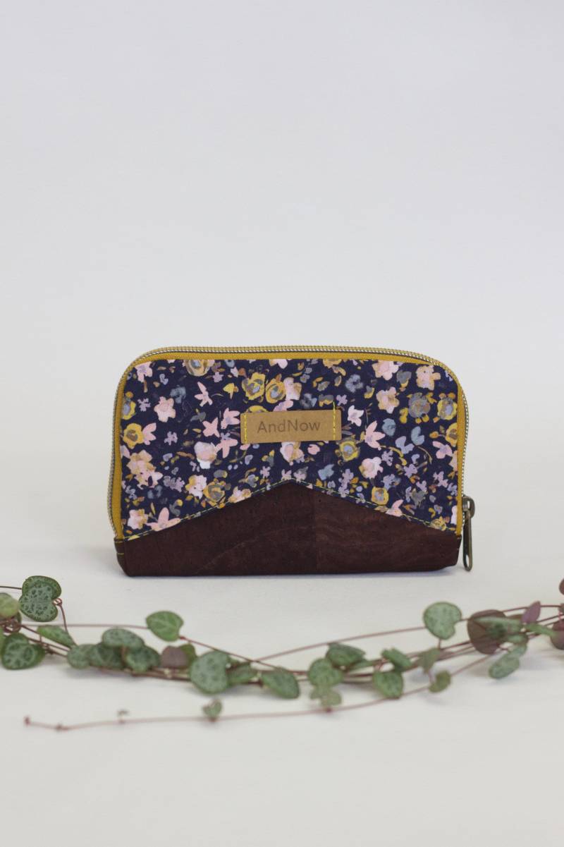 Kleines Portemonnaie Damen Kork Little Mynta Streublumen Blau von AndnowDE