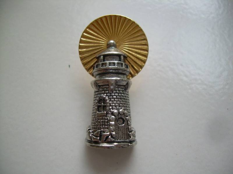 Vintage Leuchtturm-Pin Aus Silber Und Gold, Gestempelt Avon Vintage Leuchtturm-Pin Aus Silber Und Gold, Gestempelt Avon von Andraliz