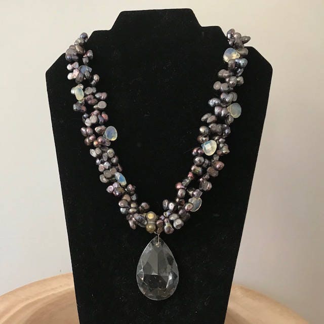 Verkauf-Blaue Perle Multi Strand Halskette Mit Chalcedon Tropfen Und Vintage Kronleuchter Anhänger von AndreaArtland