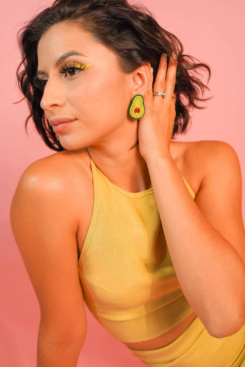 Mini Avocado Ohrringe, Handgemachte Obst Ohrstecker, Sommer Frühling Zubehör, Lustige Leichte Ohrringe von AndreamBoutique