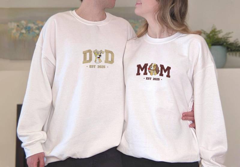 Custom Mom Dad Sweatshirt 2025, Embroidered Dog Lover Shirt, Matching Parent Gift, Personalized Family Hoodie, Pet Clothing von AndreasAltmannStudio