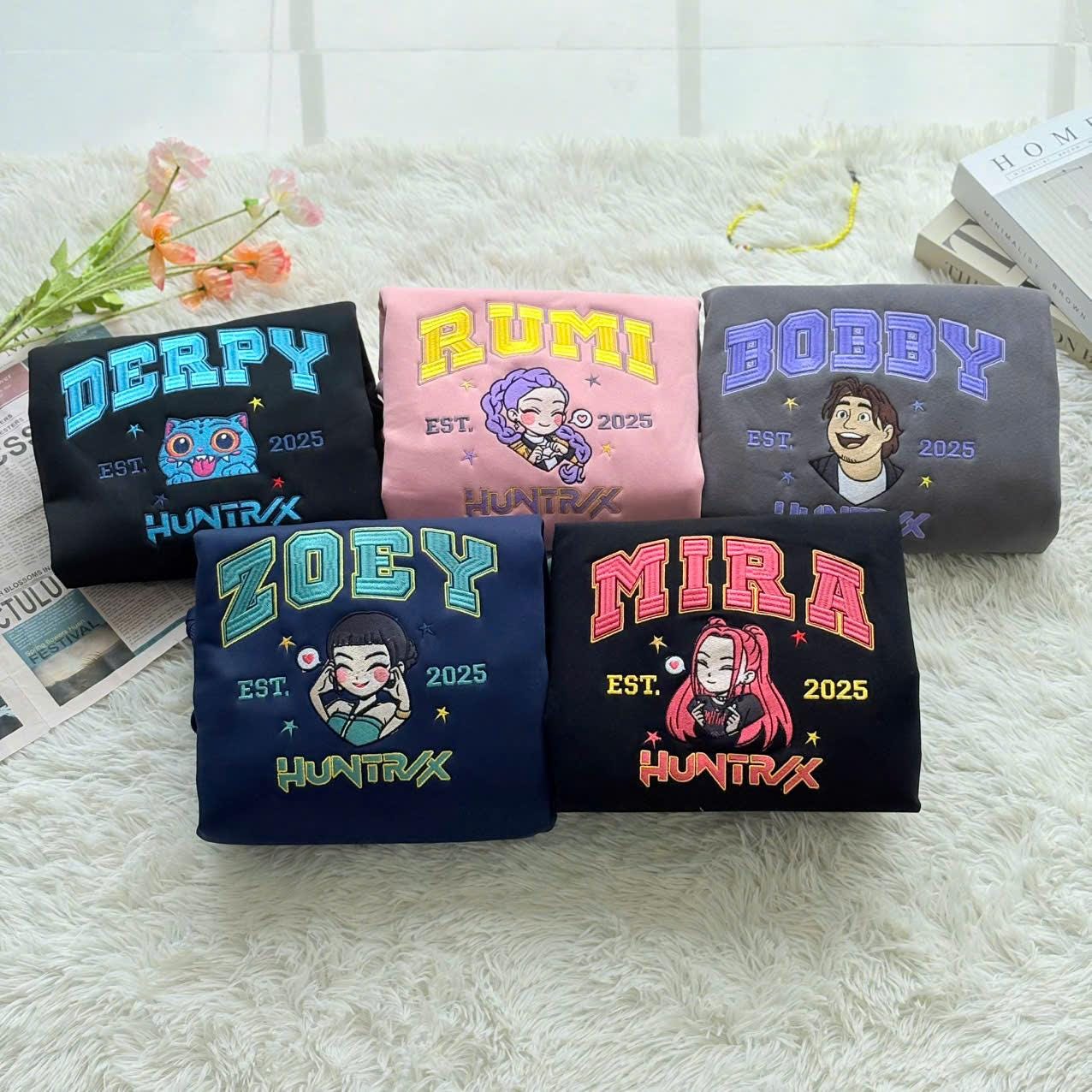Embroidered Kpop Demon Hunter Huntrix Member Group Sweatshirt von AndreasAltmannStudio