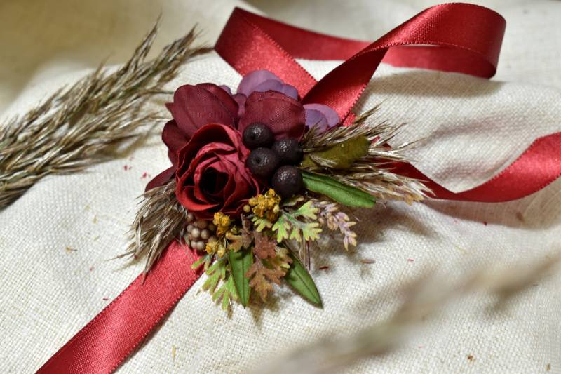 Burgunder Blumen Armband von AndreikaHandmade