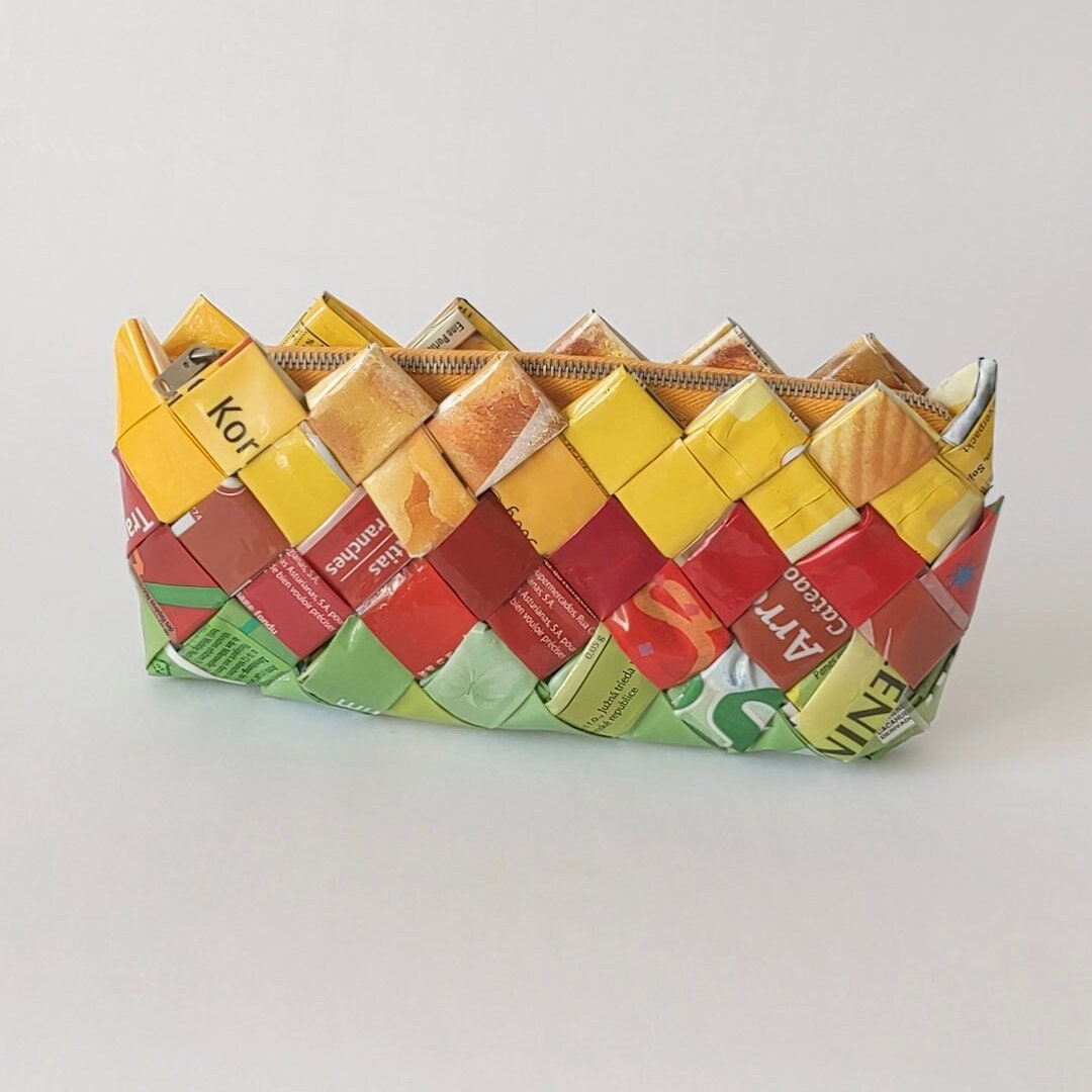 Wie Apfel Gestreifte Upcycled Handtasche Aus Plastik-Verpackungen Wie Apfel Gestreifte Upcycled Handtasche Aus Plastik-Verpackungen von AndreitaenBerlin