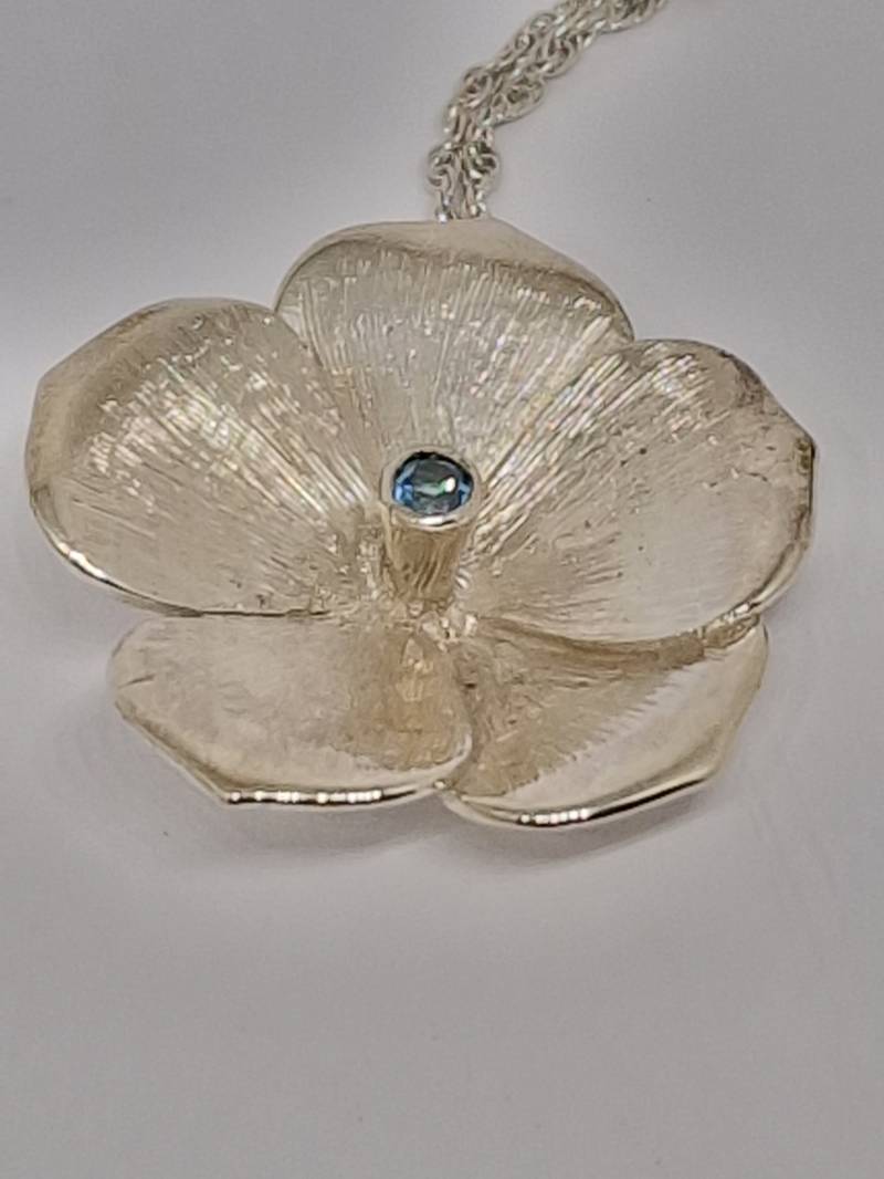 Flachs Anhänger Handgemacht Aus Silber Besetzt Mit Einem Blautopas von AndrewODellJewellery
