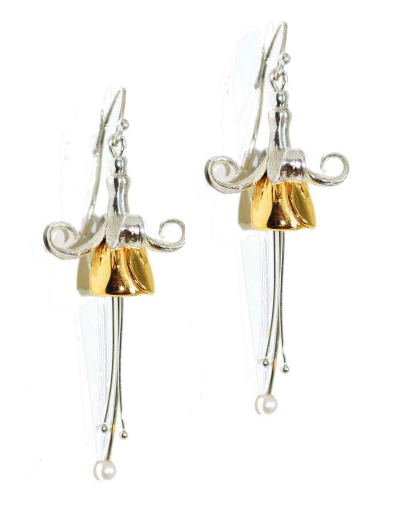 Fushia Tropfen, Aus Silber Gefertigt Und Mit Zuchtperlen Besetzt von AndrewODellJewellery