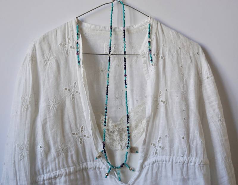 Lange Halskette Mit Silbernen Details Und Ohrringe N. A von AndromachiLykartsi