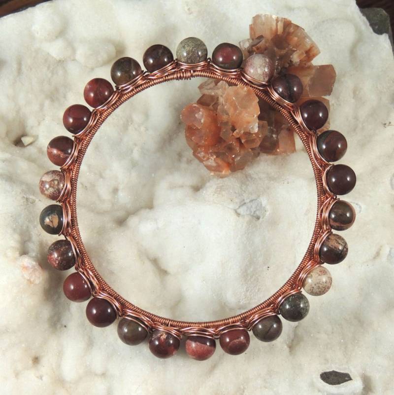 Breckzienjaspis Kupferdraht Umwickelt Armreif von AndromedaDesigns
