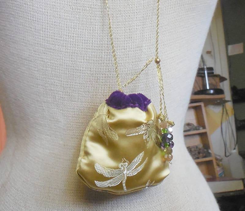 Reversible Royal Lila Velvet Gold Libelle Brokat Halskette Beutel Kleine Größe 9, 7 X 9, 5 cm. | 3 3/4 "X 3 5/8" Längenverstellbare Geschenktüte von AndromedaEnterprises