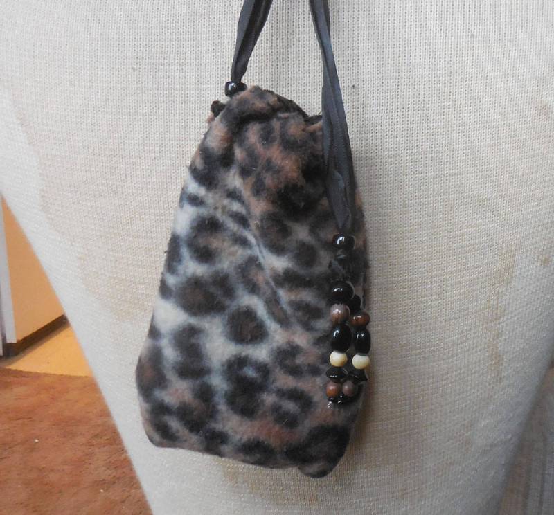 Reversible Schwarze Samt Leopard Haut Fleece Tasche Große Größe 14 X 9, 5 cm. | 6" 3 3/4" Crystal Case Medizintasche Handgelenksarmband Verzaubert von AndromedaEnterprises