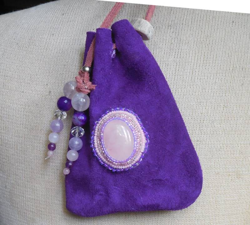 Rosenquarz Royal Lila Wildleder Kordelzug Medizin Tasche Runen Beutel Mit Amethyst Edelstein Perlen 14.3 X 11 cm. 13 cm von AndromedaEnterprises