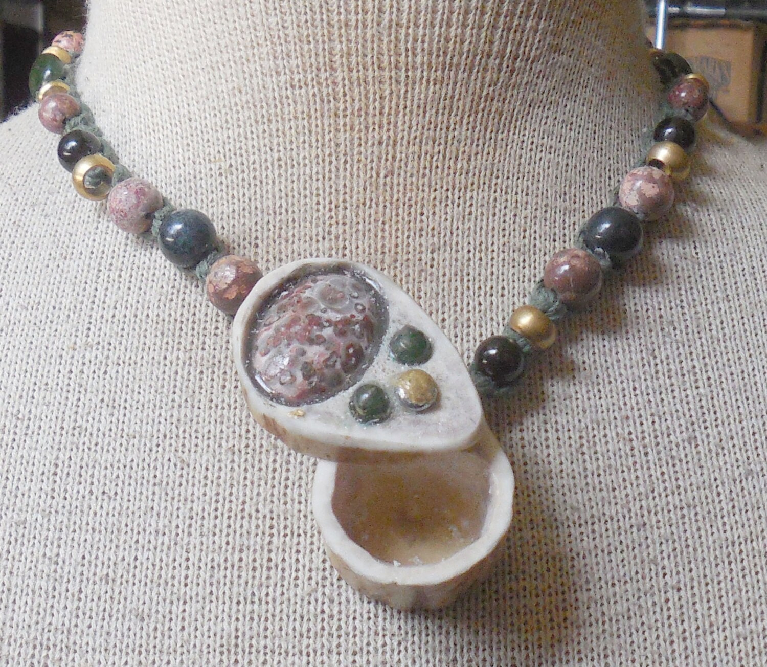 Secret Stash Andenken Locket Einstellbare Grün Hanf Rasta Halskette Mit Leopard Haut Jaspis Jade Göttin Elch Geweih & Onyx Edelstein Perlen von AndromedaEnterprises