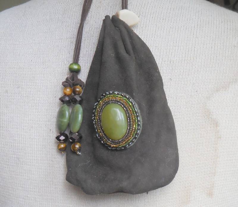 Serpentine Khaki Braun Wildleder Medizin Tasche Runen Beutel Mit Serpentin Tigerauge Edelstein Perlen, 15 X 11.5 cm. Größe/Maße/Gewicht von AndromedaEnterprises