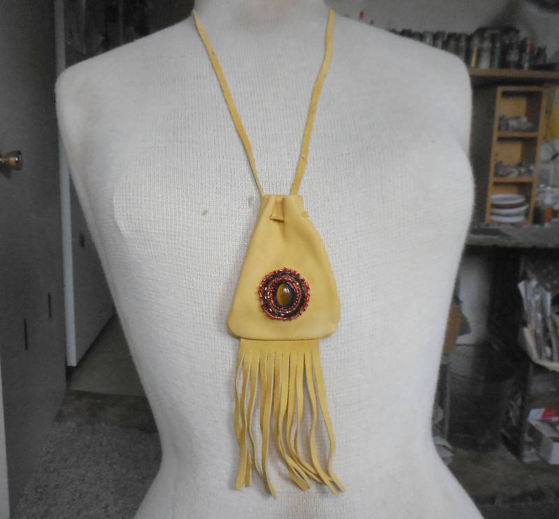 Tigerauge Gold Wildleder Perlen Fransen Halskette Beutel in Rot Schwarz Topas 9, 3 X 7 cm. | 3 1/2 2 7/8 " Medizin Tasche Crystal Case Geldbörse von AndromedaEnterprises