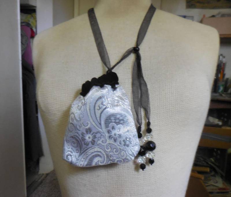 Wendbare Schwarze Samt Silber Brokat Halskette Medium Größe 13, 5 X 9 cm. | 5 1/4 "X 3 3/8" Crystal Case Geldbörse Geschenk Tasche Verzauberte Etsy von AndromedaEnterprises