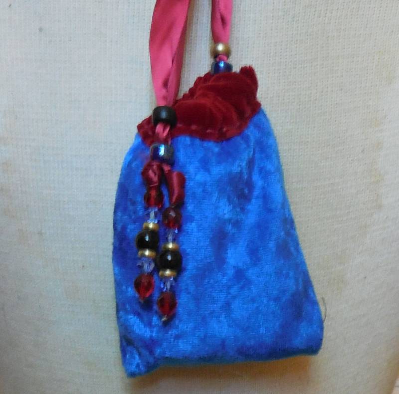 Wende-Samtbeutel in Scarlet Red Royal Blue. | 4 3/8 "x 3 " Geschenk Medizin Kristall Fall Pfeifen Runen Beutel." von AndromedaEnterprises