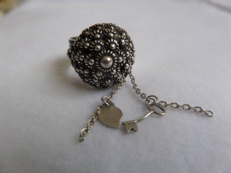 Vintage Sterling Silber Gewölbter Daisy Ring Mit Herz Und Schlüsselanhängern von AndyAntique